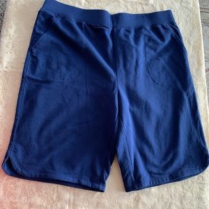 Pull on knit shorts with pockets.  Navy Size L